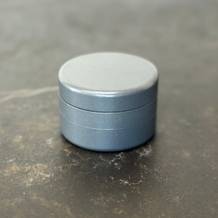 Der getestete Grinder von Jcase auf einer Arbeitsfläche.