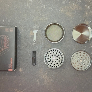 Lieferumfang des getesteten Grinders von Kitchenboss.