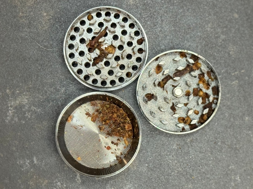 Gemahlene Nelken im getesteten Grinder von Kitchenboss.