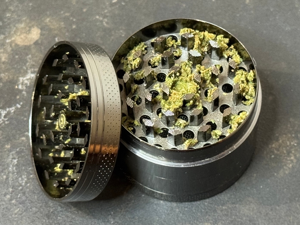 Der Grinder von Kitchenboss im Test verstopft mit CBD-Blüten.