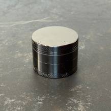 Der getestete Grinder von Kitchenboss auf einer Arbeitsfläche.