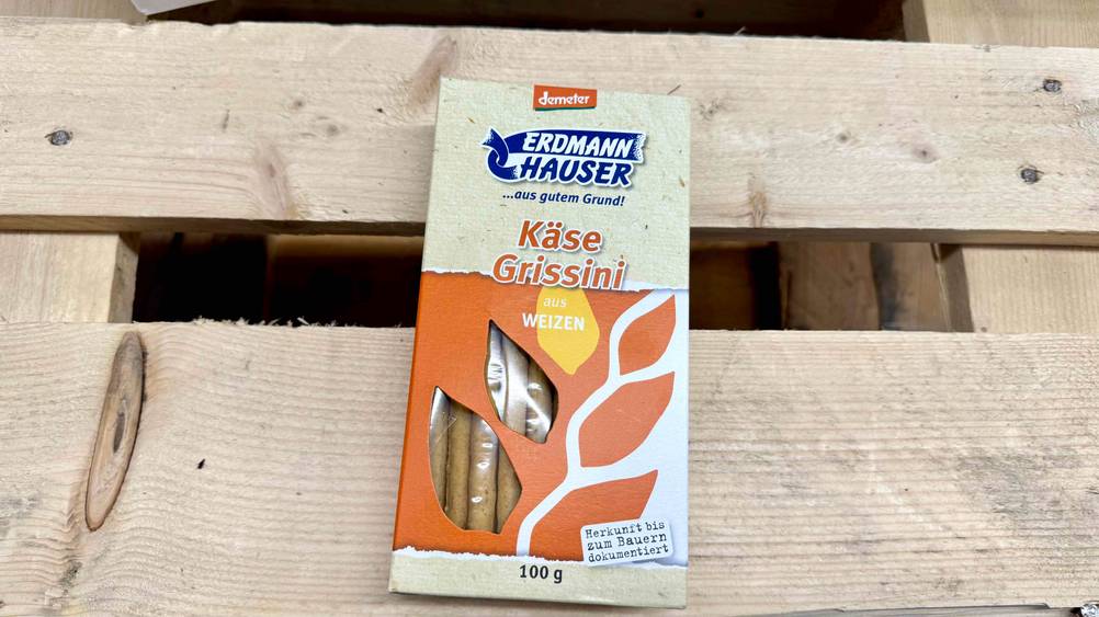 Auf einer Holzpalette liegt eine Packung der Grissini im Test.