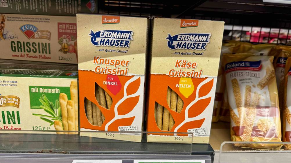 Mehrere Packungen der Grissini im Test in einem Verkaufsregal neben anderen Produkten.