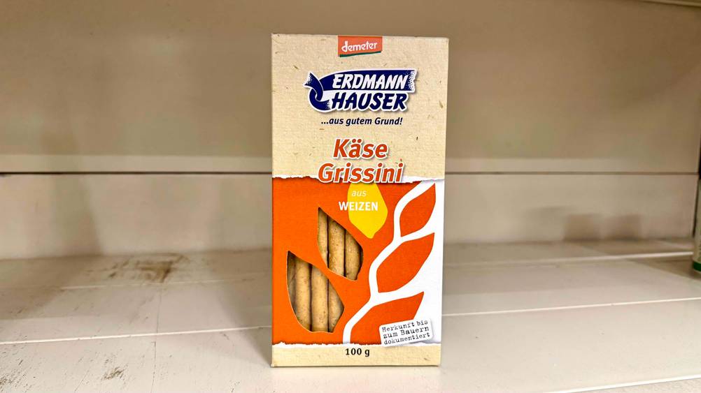 Die getesteten Grissini in einem Regal stehend.