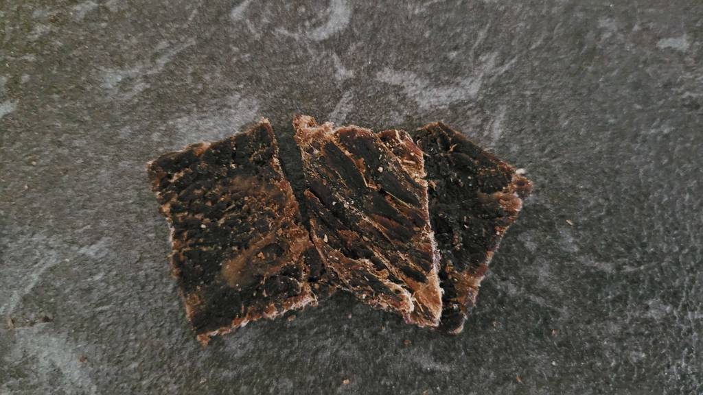 Im Test: Detailansicht von drei Stück Beef Jerky.