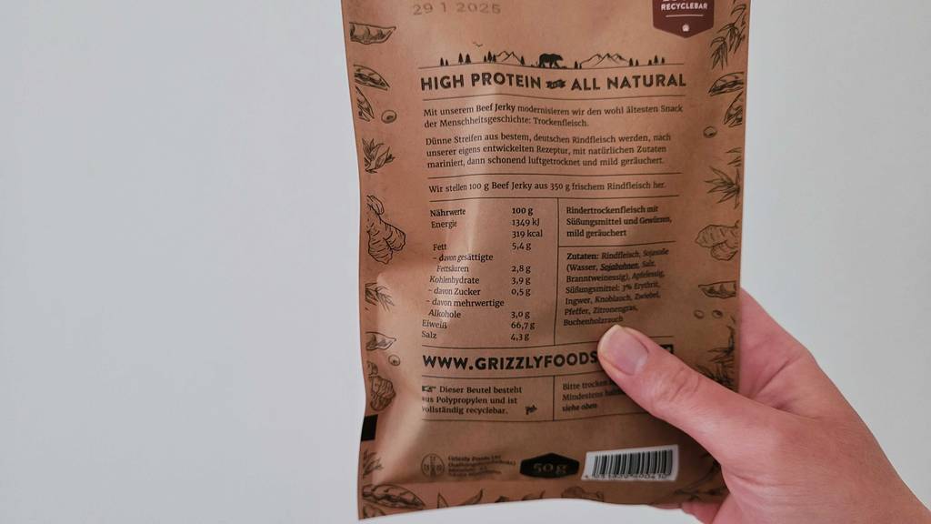 Beef Jerky im Test: Rückseite einer Verpackung mit Angaben zu Inhalt und Nährwerten.