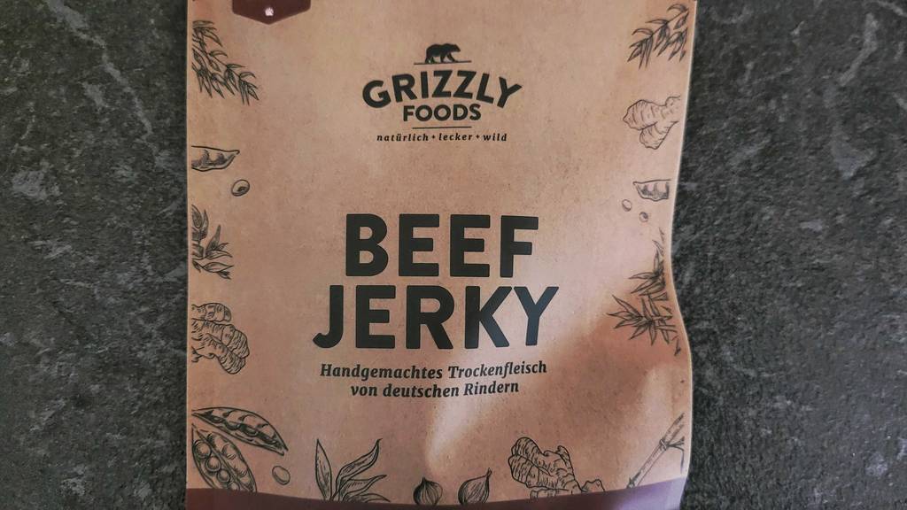 Beef Jerky im Test: Detailansicht der Vorderseite einer Verpackung mit Hinweis auf handgemachte Herstellung.