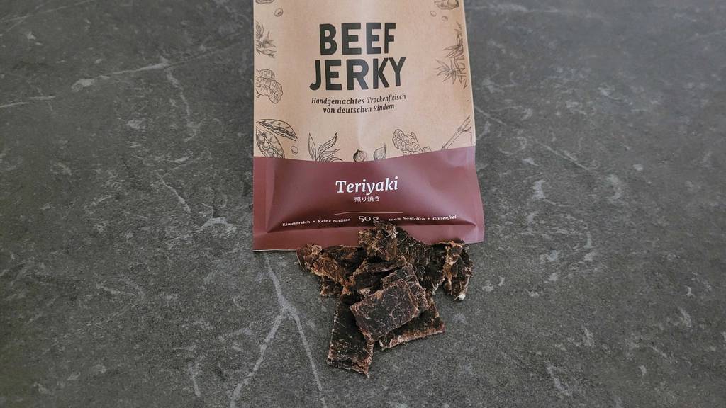 Im Test: Vor einer Tüte Grizzly Beef Jerky liegen einige auf einer Arbeitsblatte.