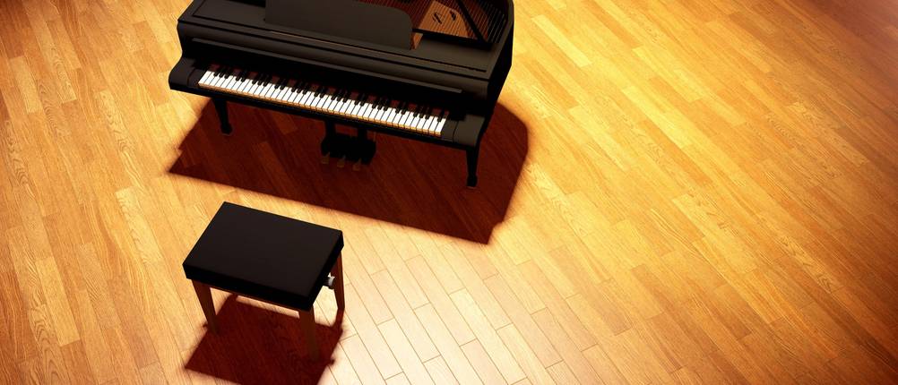 großes-piano-mit-schwarzer-klavierbank