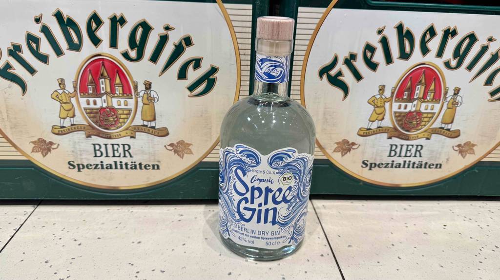 Eine Flasche Deutscher Gin steht zum testen vor Bierkisten.