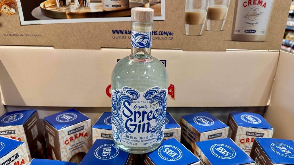 Auf einer Flasche getesteter Deutscher Gin steht groß der Name.
