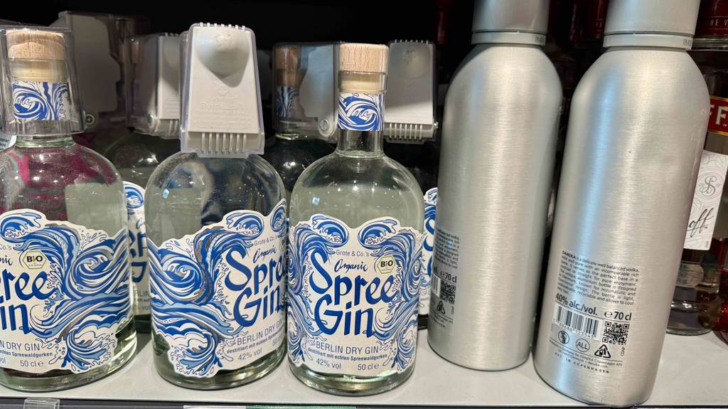 Deutscher Gin im Test: Mehrere Flaschen stehen in einem Regal.