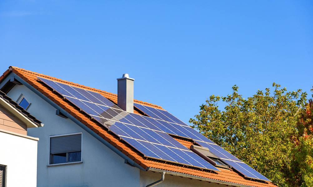 Growatt-Wechselrichter im Test: Ein Steildach mit großer PV-Anlage in der Sonne.