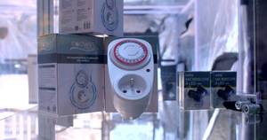 Growshop-Test: Mehrere Zubehörteile für eine Growbox liegen in einer Vitrine.