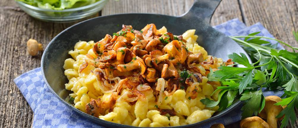 Grubentuch im Test: Blaues Grubentuch mit Pfanne und Käsespätzle