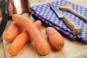 Grubentuch im Test: Geschirrtuch mit Messer und Möhren.