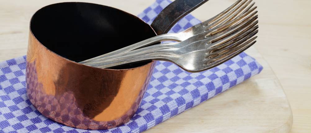 Grubentuch getestet: Kupfertopf mit Gabeln auf einem Grubentuch.