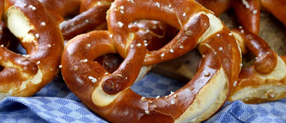 Grubentuch im Test: Brezel auf kariertem Grubentuch