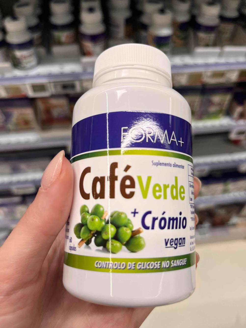Grüner Kaffee getestet: Eine Hand hält eine Dose vor ein Verkaufsregal.