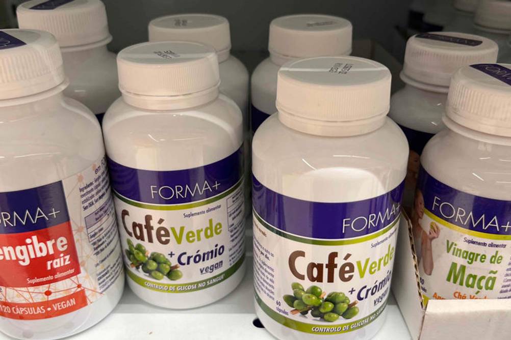 Mehrere getestete Packungen grüner Kaffee befinden sich im Supermarktregal. 