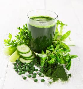 grüner smoothie mit algenpulver