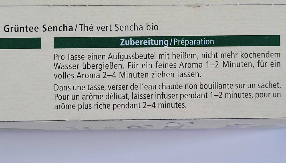 Im Test: Nahaufnahme der Informationen zur Zubereitung auf einer Packung Grüntee.