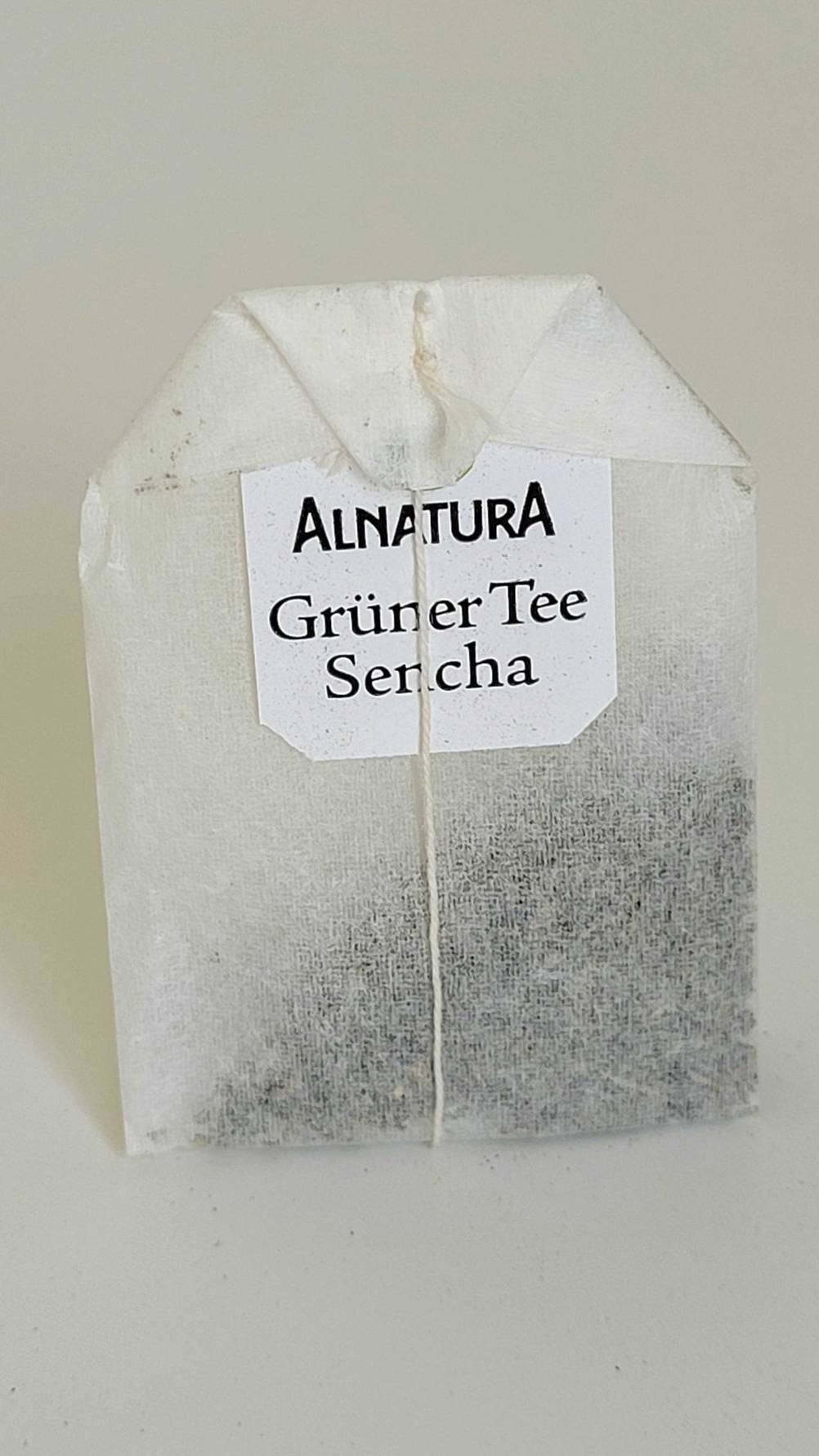 Teebeutel gefüllt mit getestetem Grüntee.