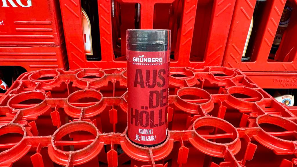 Asiatische Gewürze getestet: Eine rote Dose mit Streuer steht auf einem roten Getränkekasten.