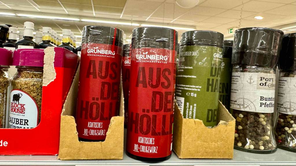 Getestet: Asiatische Gewürze in einer roten Dose befinden sich in einem Gewürzregal neben weiteren scharfen Gewürzen.