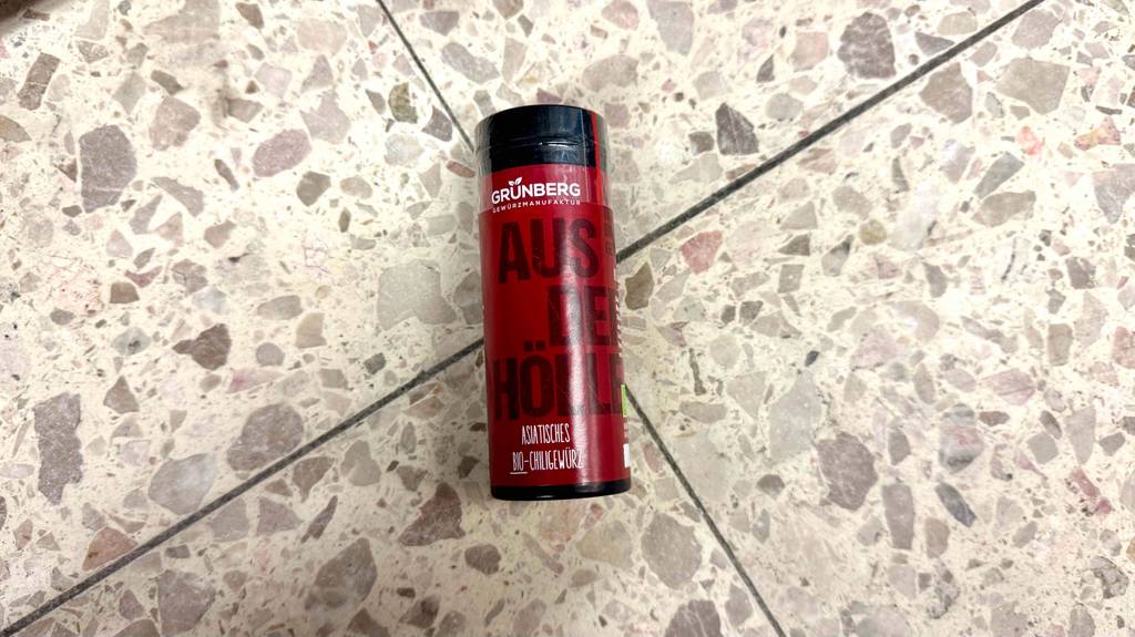 Im Test: Asiatische Gewürze in der roten Dose inklusive Streuer liegen auf dem Boden.