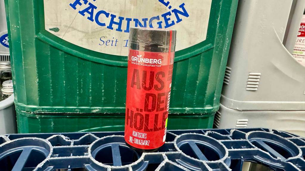 Asiatische Gewürze im Test: Eine rote Dose inklusive Streuer steht auf einem grünen Getränkekasten.