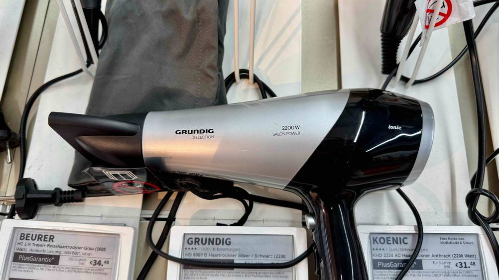 Grundig-Haartrockner im Test: Nahaufnahme der Schriften auf dem Gerät.