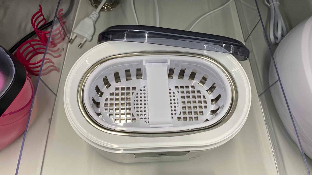 Ultraschallreiniger im Test: Blick in den Innenraum eines Ultraschallreinigers.