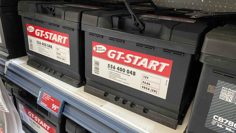 Im Test: Mehrere Autobatterien nebeneinander in einem Verkaufsregal.
