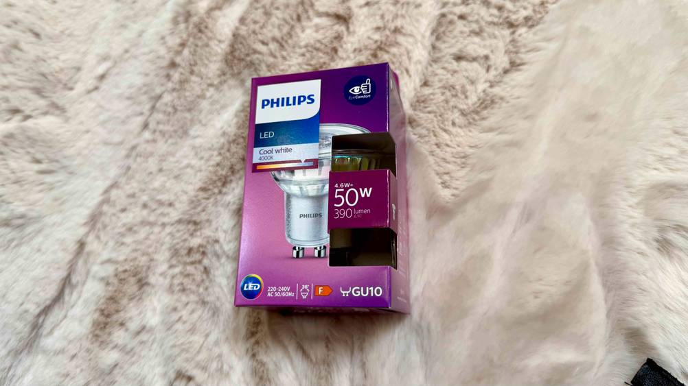 Auf einem hellen Fell liegt eine Packung der GU10-LED kaltweiß im Test.
