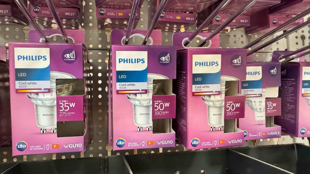Mehrere Packungen der getesteten GU10-LED kaltweiß in einem Verkaufsregal hängend.