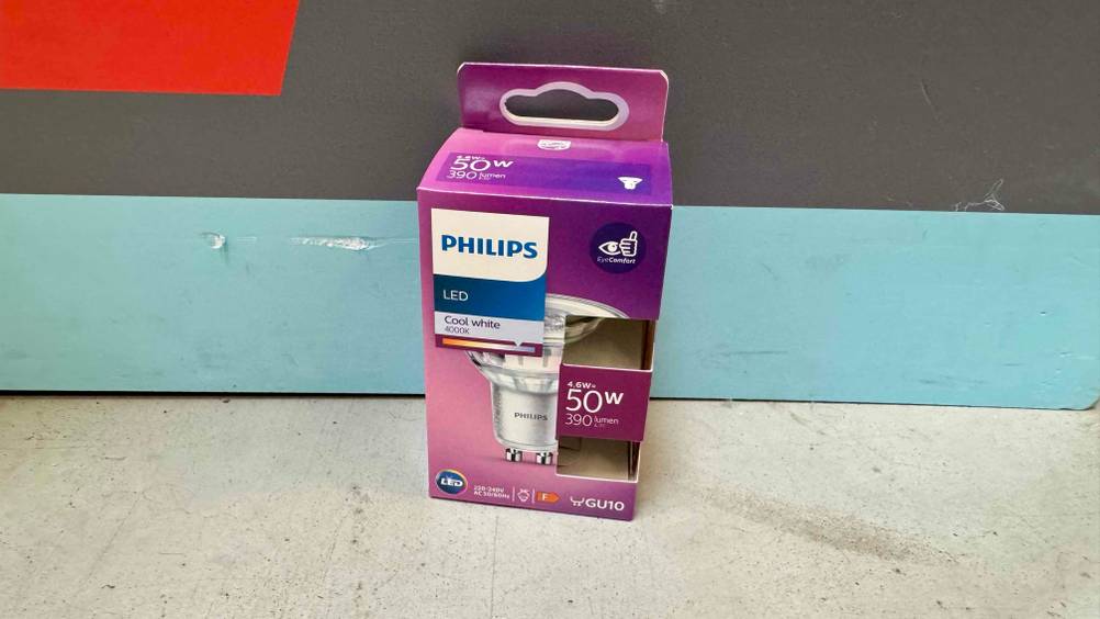 Vor einer Wand auf dem Boden steht die getestete GU10-LED kaltweiß.