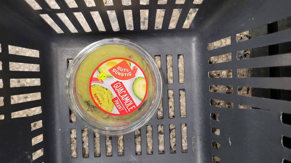 Eine Packung der getesteten Guacamole in einem Einkaufskorb.