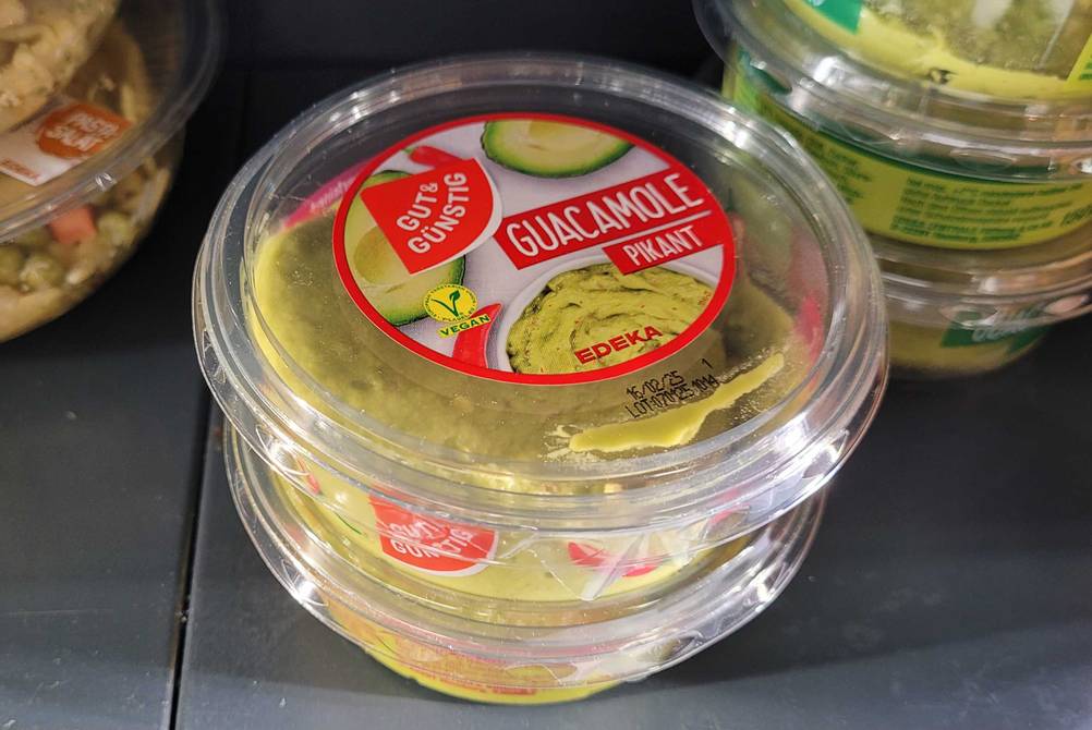 Guacamole getestet: Zwei Packungen übereinander in einem Regal.