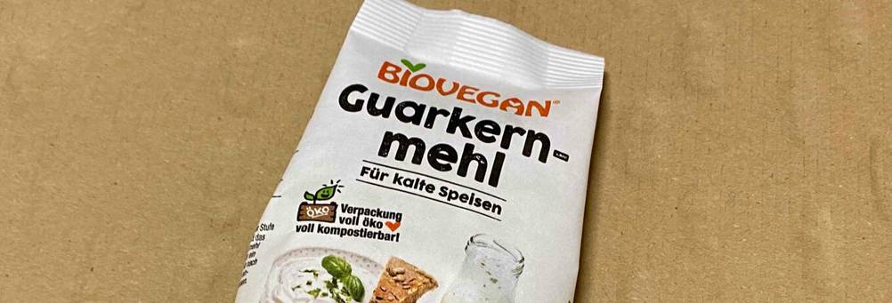 Nahaufnahme der Vorderseite der Verpackung des getesteten Guarkernmehls mit Logo und Artikelbezeichnung.