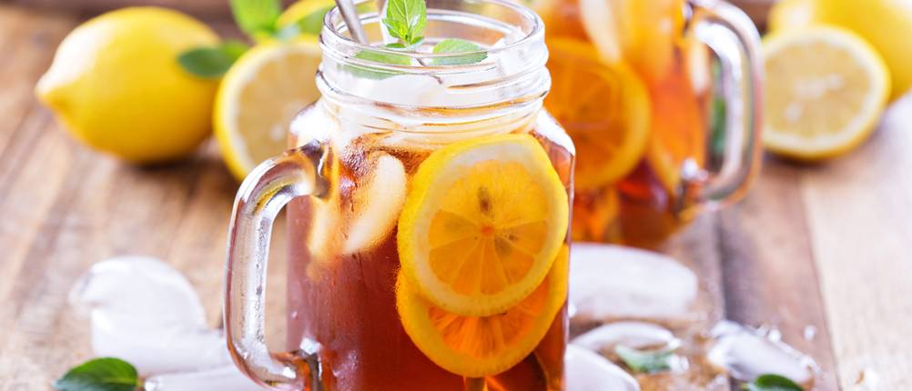 zwei Gläser Guayusa-Tee mit Früchten