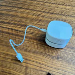 Eingestecktes USB-Ladekabel beim Gudoqi-Tischstaubsauger CE2382.