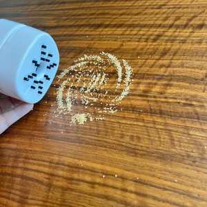 Zucker auf Tisch, der mit dem Gudoqi-Tischstaubsauger CE2382 gesaugt werden soll.