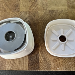 Geöffneter und gesäuberter Gudoqi-Tischstaubsauger CE2382.