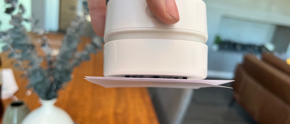 Papier wird mit dem Gudoqi-Tischstaubsauger CE2382 horizontal festgehalten per Saugleistung.