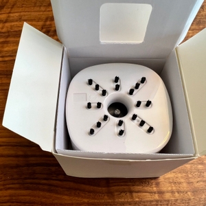 Gudoqi-Tischstaubsauger CE2382: geöffneter Karton mit sichtbaren Bürsten.