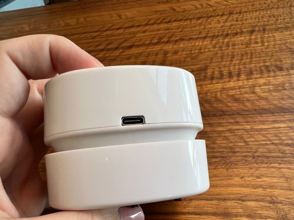 Per Kabel aufladbarer Tischstaubsauger.