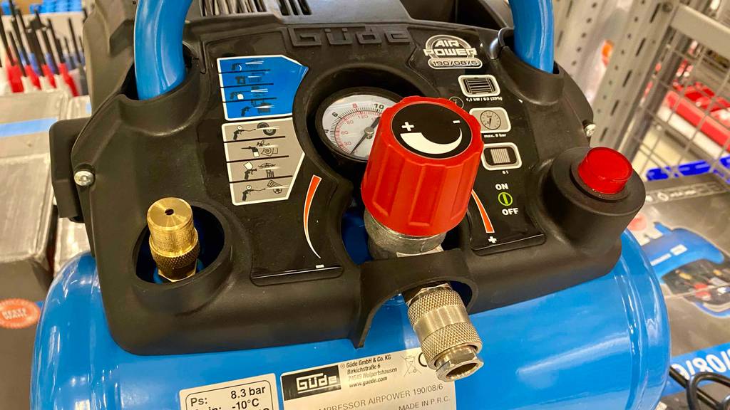 Güde Kompressor-test: Detailaufnahme des schwarzen Kommandopaneels mit Anschlussadapter und Manometer.
