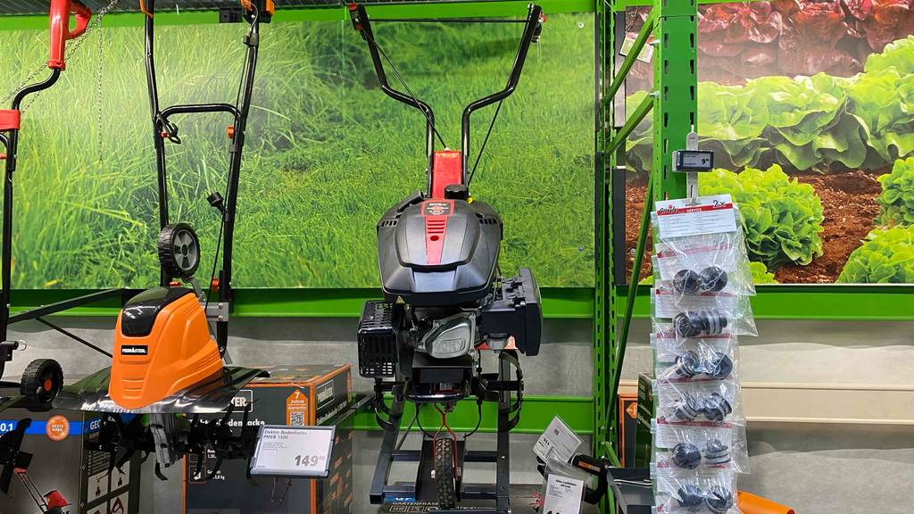 Eine Benzin-Gartenfräse steht zum testen neben anderen Geräten.