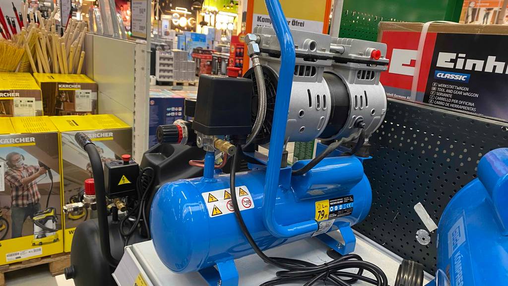 Getesteter Güde-Kompressor Airpower 105/8/6 Silent steht auf einem hellen Untergrund.